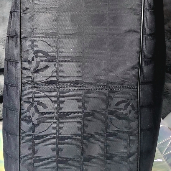 Channel Travel Line Tote - Picture 9 of 12